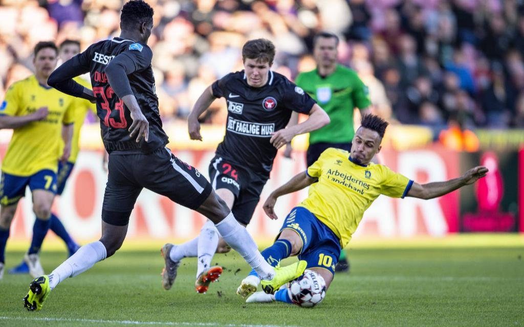 FC Midtjyllands Paul Onoachu blockt Broendbys Hany Mukhtar