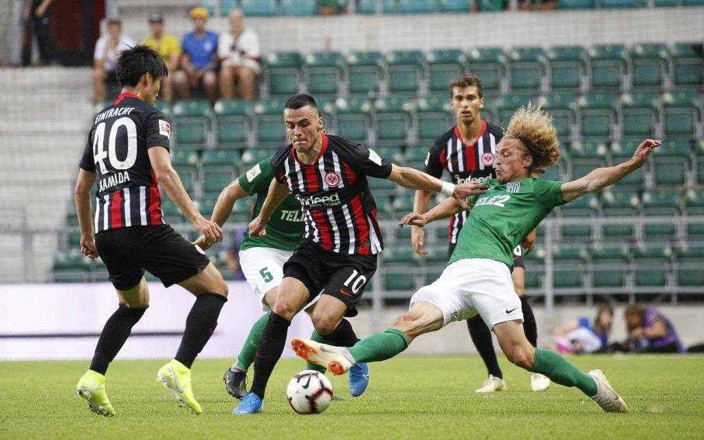 Fußball UEFA Europa League 2. Qualifikationsrunde Saison 2019/2020 am Donnerstag, 25. Juli 2019 in der A. Le Coq Arena in Tallinn: FC Flora Tallinn - Eintracht Frankfurt v.l. Daichi Kamada ( Frankfurt ), Filip Kostic ( Frankfurt ), Rauno Alliku ( Tallinn ) FC Flora Tallinn - Eintracht Frankfurt