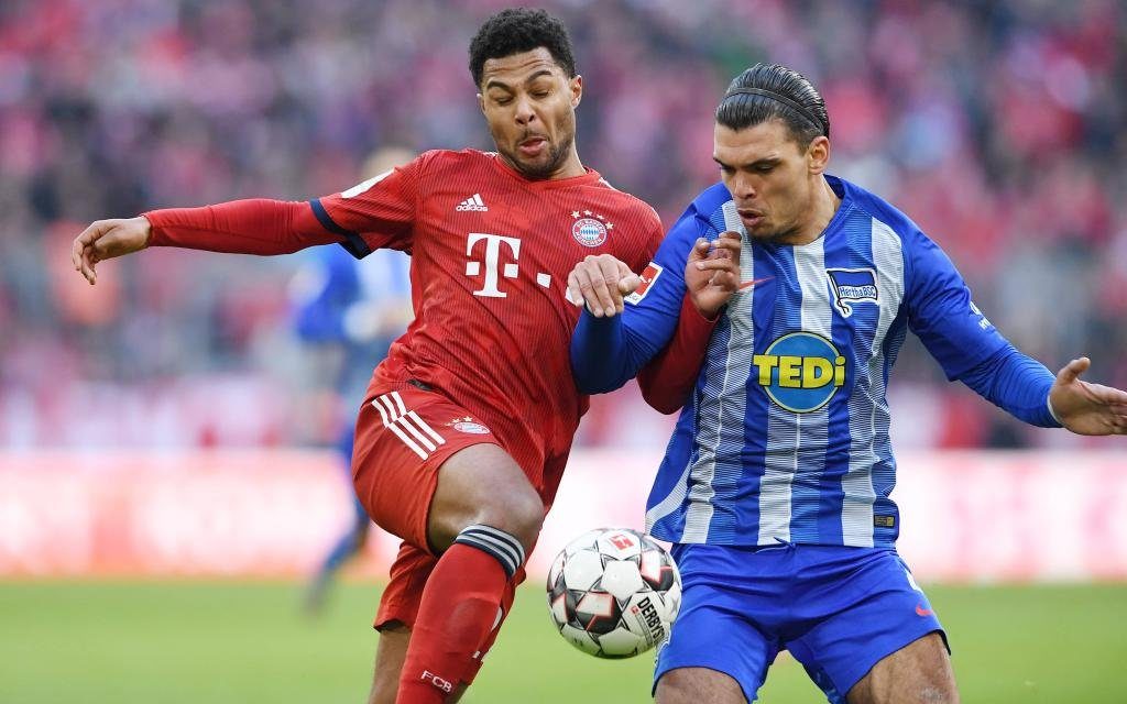 Fussball 1. Bundesliga Saison 2018/2019 23. Spieltag FC Bayern Muenchen - Hertha BSC Berlin 23.02.2019 Karim Rekik (re, Hertha) gegen Serge Gnabry (li, FC Bayern Muenchen)