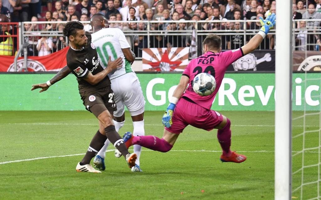 Daniel Keita-Ruel (10. SpVgg Greuther Fürth ) erzielt Treffer Tor Torschuß zum 0:1 gegen Jan-Philipp Kalla (27, FC St. Pauli ) Robin Himmelmann (30, FC St. Pauli )