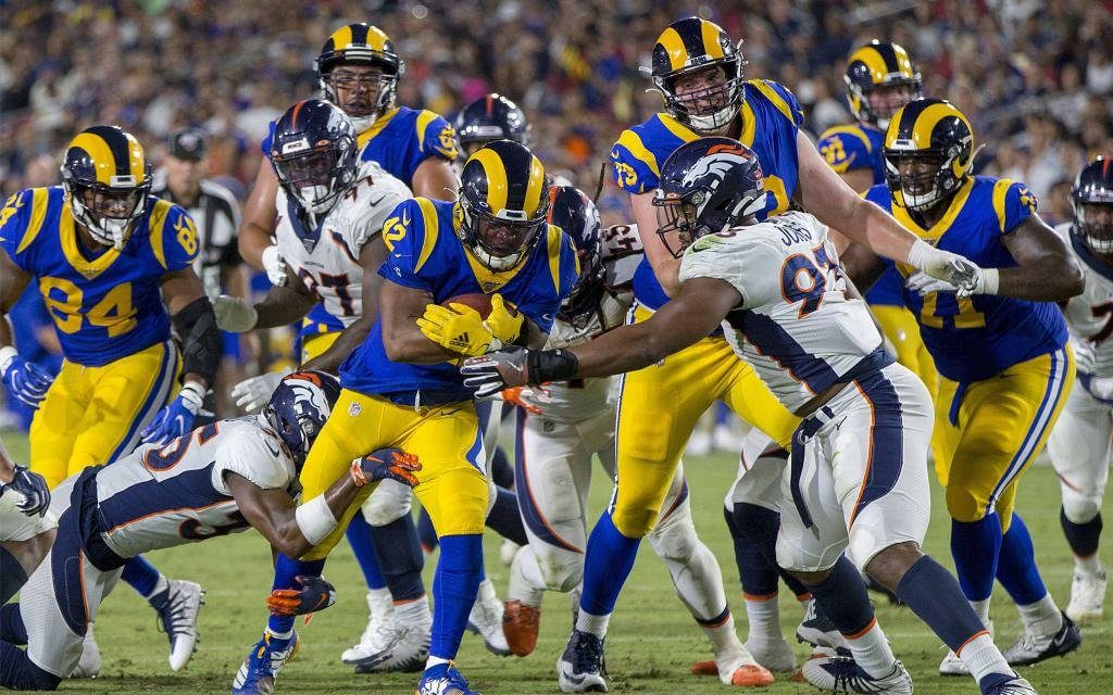 Ein regelmäßiges Bild - Running Back Gurley (M.) von den L.A. Rams mit dem Ball in den Armen
