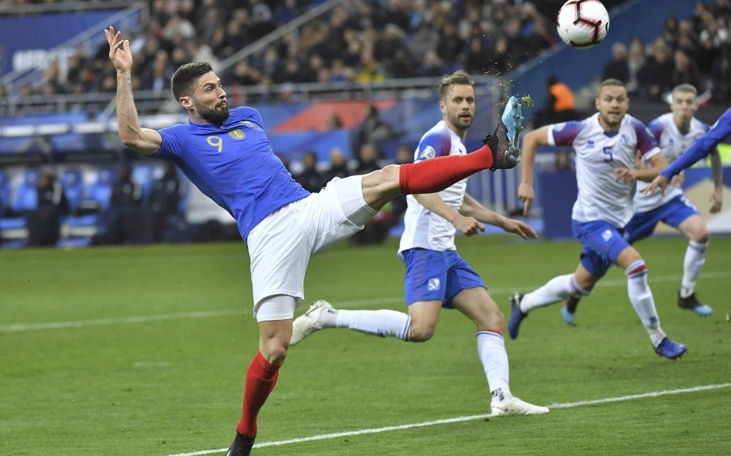 Der Weltmeister Frankreich mit Mittelstürmer Olivier Giroud gewann das Hinspiel 4:0.