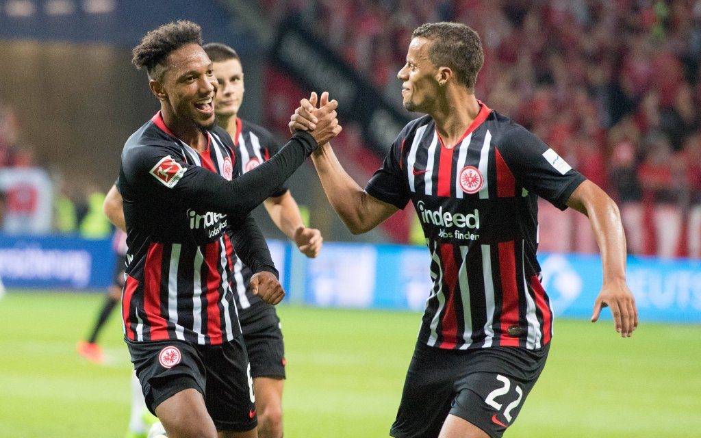 Torschuetze Jonathan DE GUZMAN (li, F) und Timothy CHANDLER (F) jubeln ueber das Tor zum 1:0 fuer Eintracht Frankfurt gegen den FC Vaduz.