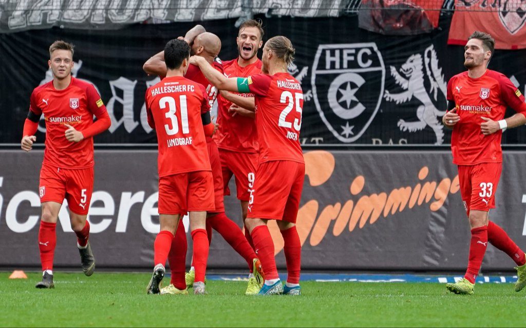 Jubel auch gegen Magdeburg? Spieler vom Halleschen FC HFC jubeln über das Tor zum 0:3 gegen Waldhof Mannheim.