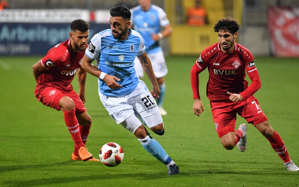 Efkan BEKIROGLU (TSV 1860 Muenchen), Aktion,Zweikampf gegen Dave Gnaase (Wuerzburg,li) und Fabio Kaufmann (Wuerzburg)