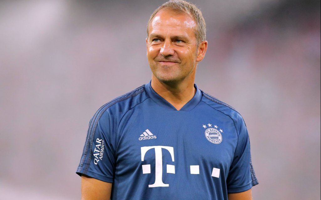 Co Trainer Hans Dieter Flick lachend beim Spiel gegen Hertha BSC Berlin