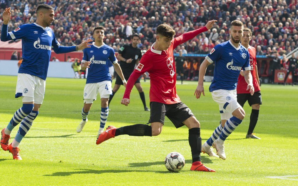 Kai HAVERTZ (LEV, mi.) in Action am Ball, Schuss, umringt von den Schalker Spielern v.l.n.r Omar MASCARELL (GE, Nr. 6), Nassim BOUJELLAB (GE, Nr. 41) und Matija NASTASIC (GE, Nr. 5).