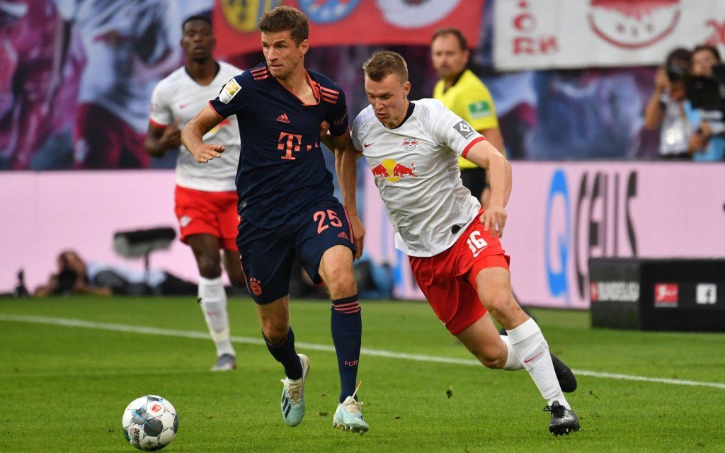 FC Bayern Muenchen-RB Leipzig. Archivfoto: Thomas MUELLER M LLER,Bayern Muenchen, Aktion,Zweikampf gegen Lukas KLOSTERMANN