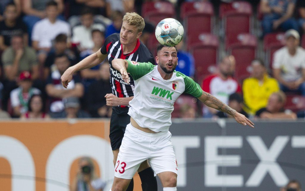 Marco RICHTER ( 23, A) im Kopfballduell mit Martin HINTEREGGER ( 13, F). Fussball, FC Augsburg (A) - Eintracht Frankfurt (F) 2:1, Bundesliga, 4.Spieltag, Saison 2019/2020,