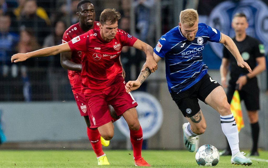 Bielefeld, Germany 27.09.2019, 2. Bundesliga, 8. Spieltag, Arminia Bielefeld - VfB Stuttgart, Pascal Stenzel VFB und Andreas Voglsammer DSC im Zweikampf