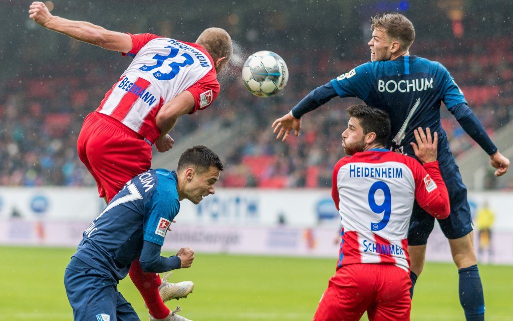 In der 2. Liga wird um jeden Ball gekämpft - hier Heidenheim-Bochum (2:3)