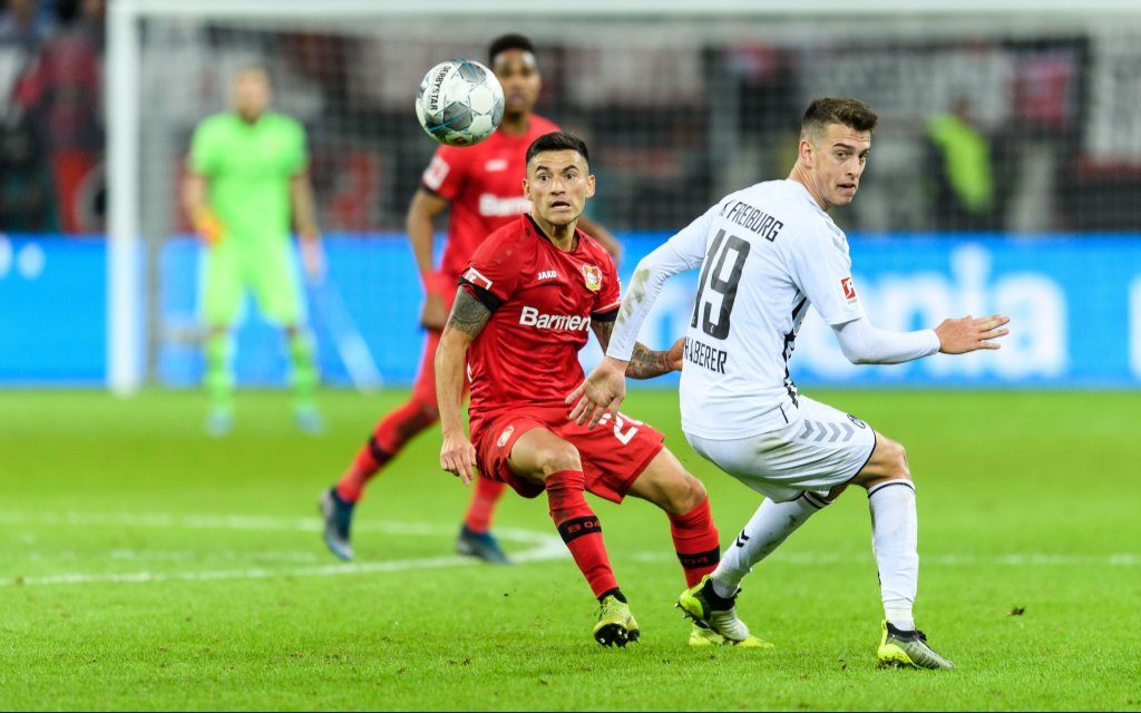 Bayer 04 Leverkusen vs SC Freiburg, Fussball Bundesliga, 23.11.2019 Leverkusens Charles Aranguiz im Zweikampf gegen Freiburgs Janik Haberer