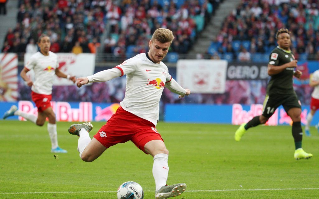 Leipzigs Werner (M.) mit dem Abschluss im Hinspiel gegen Mainz 05