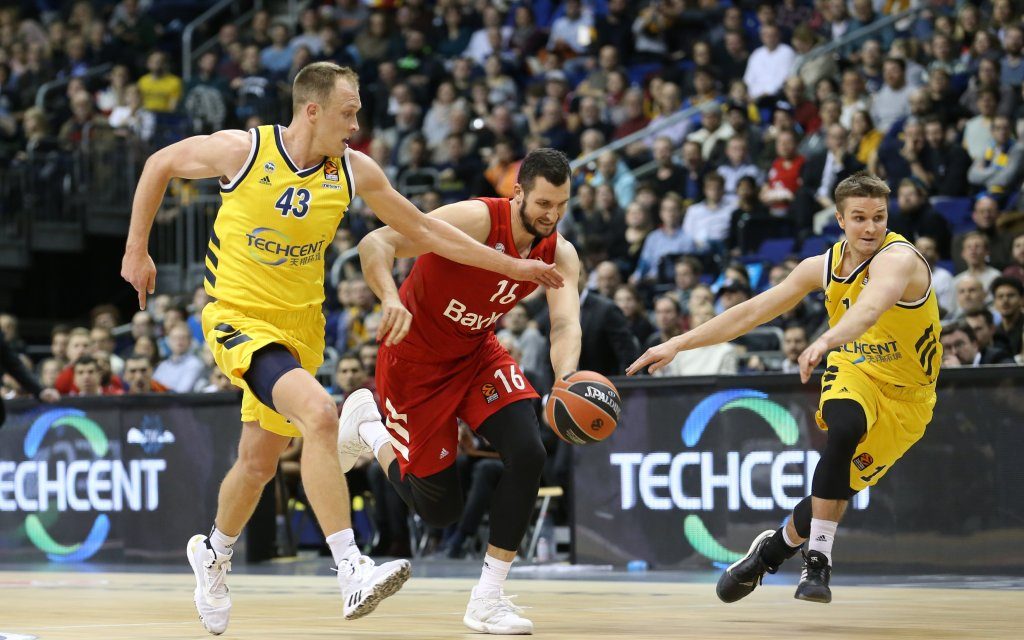 Leistungsträger unter sich: Münchens Zipser (M.) mit dem Dribbling gegen Berlins Sikma (l.)