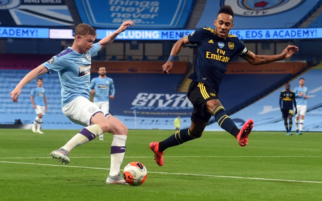 Manchester City v Arsenal - Premier League - Etihad Stadium Manchester City s Kevin De Bruyne left and Arsenal s Pierre-Emerick Aubameyang battle for the ball during the Premier League match at the Etihad Stadium