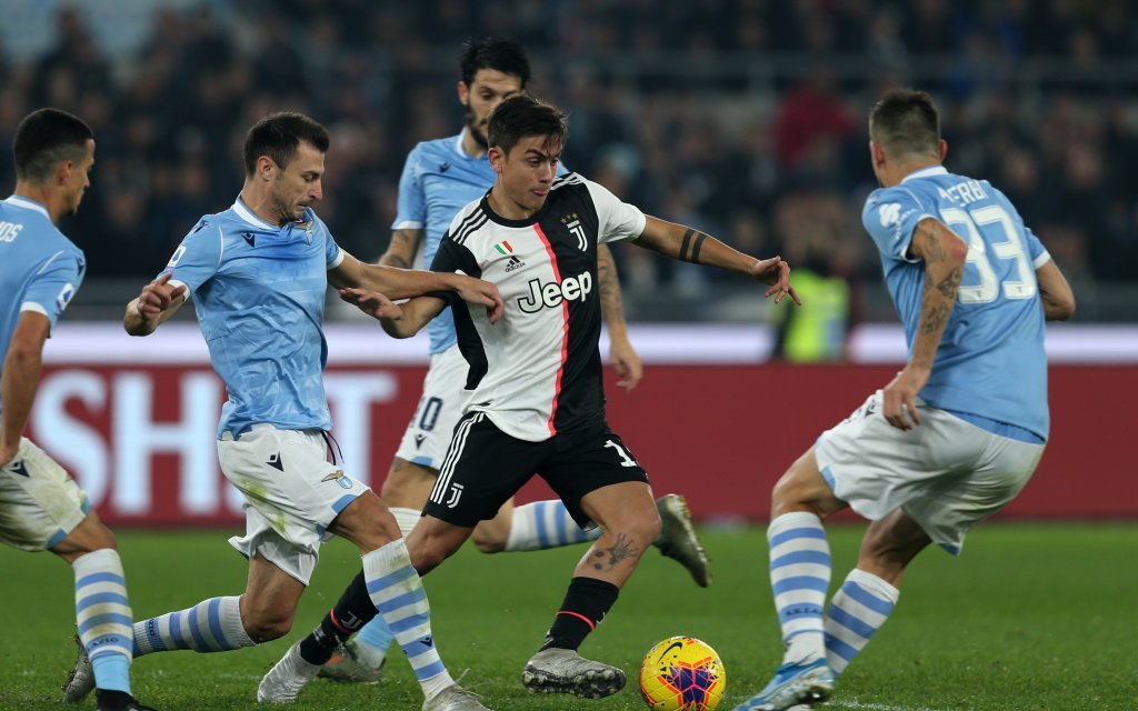Turins Dybala (M.) verlor das Hinspiel gegen Lazio