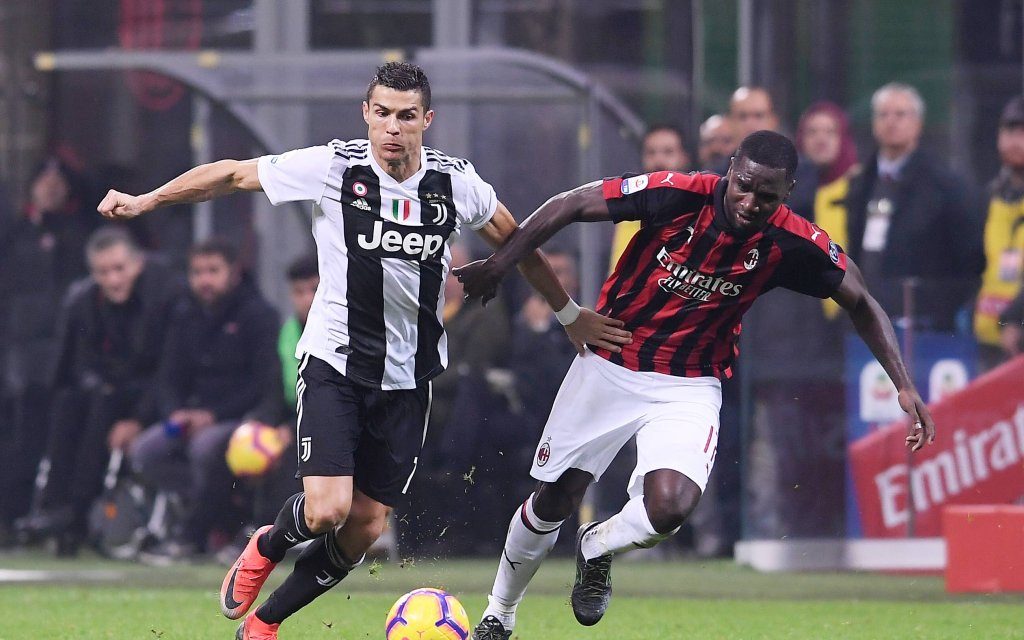 Turins Superstar Ronaldo (l.) mit dem Ball gegen Milans Zapata (r.)