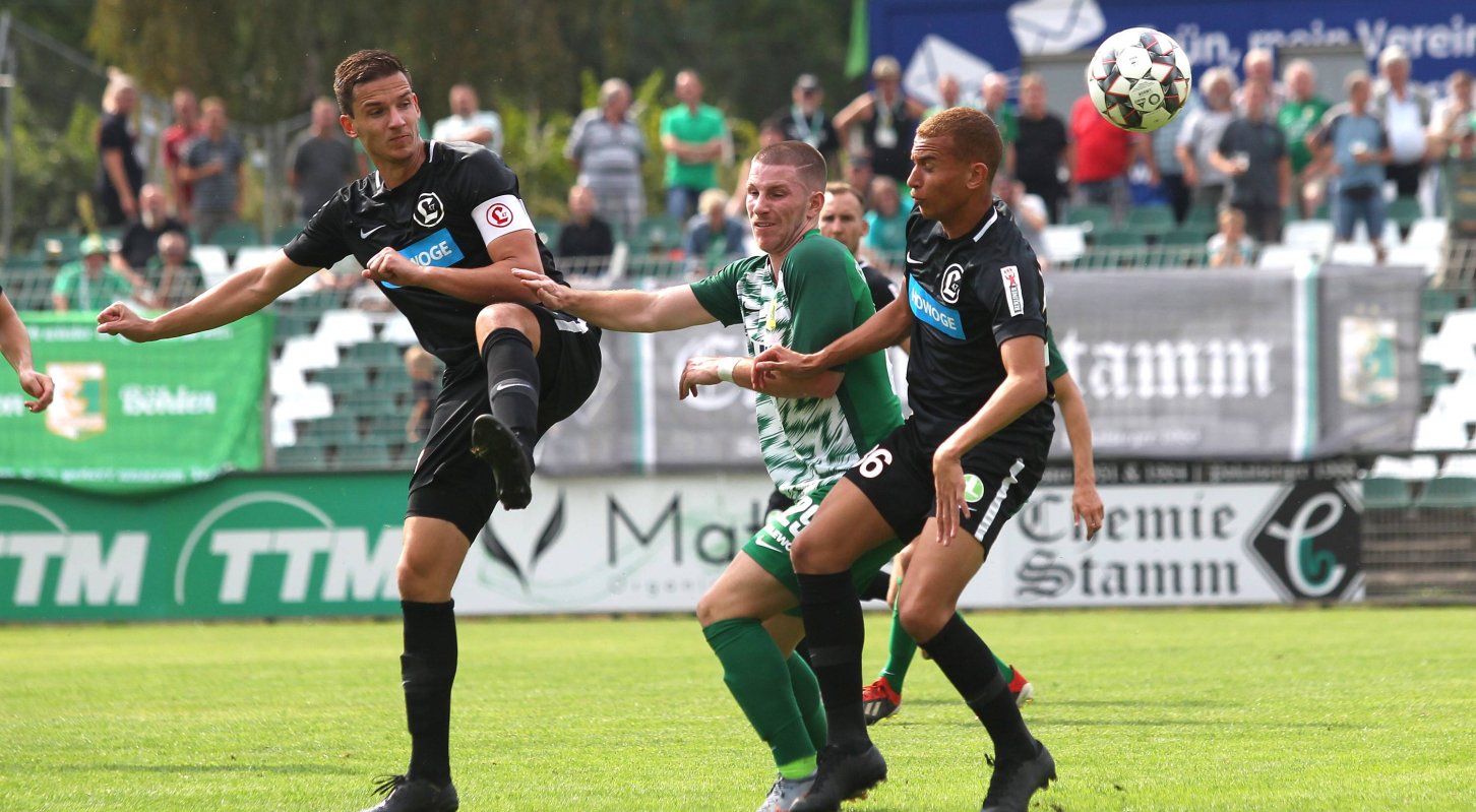 BSG Chemie Leipzig vs. SV Lichtenberg 47, Regionalliga Nordost, 01.09.19 Fussball, Regionalliga Nordost, Saison 2019/ 2020, 7. Spieltag: BSG Chemie Leipzig vs. SV Lichtenberg 47 am 01.09.19 im Alfred-Kunze-Sportpark, Leipzig Leutzsch. Im Bild: Raffael CVIJETKOVIC ( 29, Chemie) mit David HOLLWITZ ( 7, SV Lichtenberg/ li.), Benyas Solomon JUNGE-ABIOL ( 36, SV Lichtenberg)