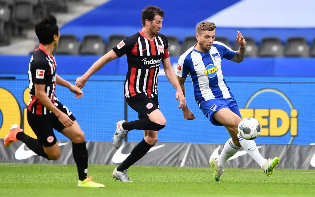 Alexander Esswein Hertha BSC, beim Zweikampf mit David Abraham Frankfurt, links Makoto Hasebe Frankfurt, Hertha BSC Berlin - Eintracht Frankfurt 1. Bundesliga 2019/2020