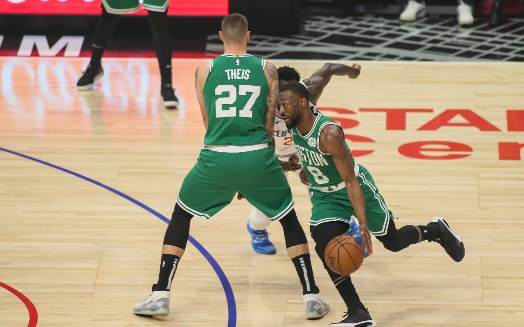 Der Nationalspieler auf Seiten der Celtics, Center Theis (l.) mit dem Pick für seinen Teamkollegen Walker (r.)