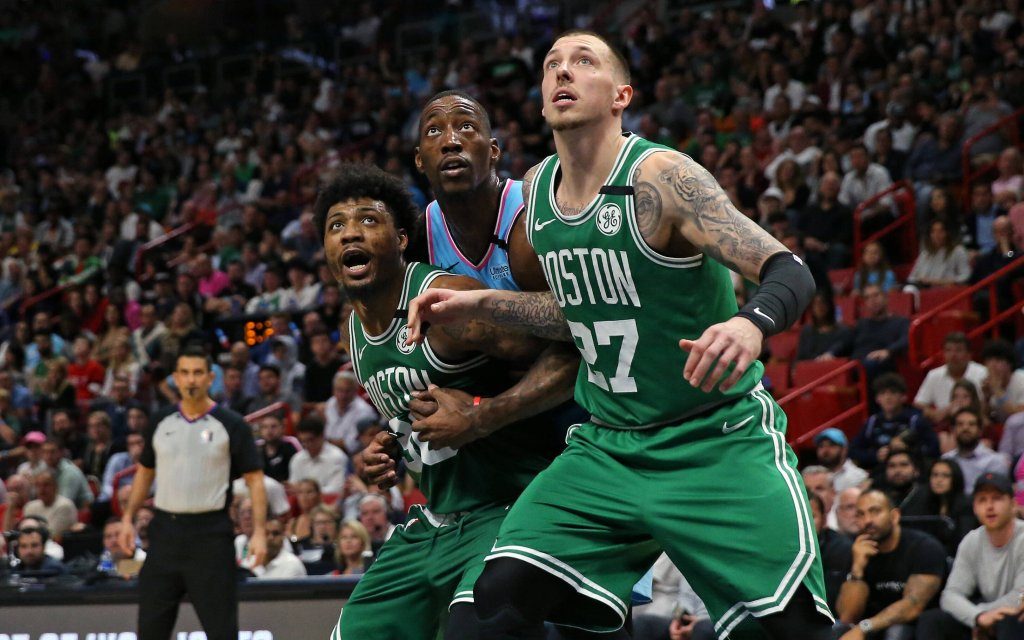 Die Celtics Smart (l.) und Theis (r.) iim Duell mit Miamis Adebayo (M.)