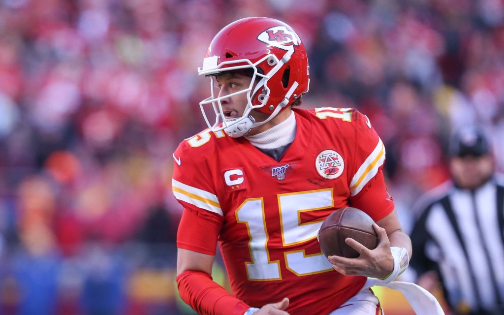 Quarterback Mahomes mit dem Ball in der Hand