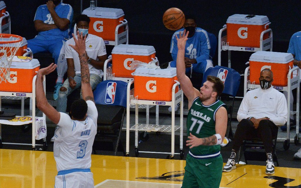 Der Star der Mavericks, Luka Doncic (r.) mit dem Floater über L.A.s Davis (l.) hinweg