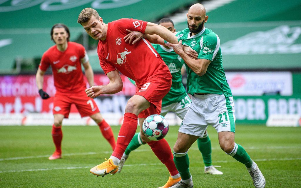 Leipzigs Alexander Soerloth rot gegen Bremens Oemer Toprak / SV Werder Bremen - RB Leipzig 1:4 / 10. April 2021 / Bremen, Weserstadion