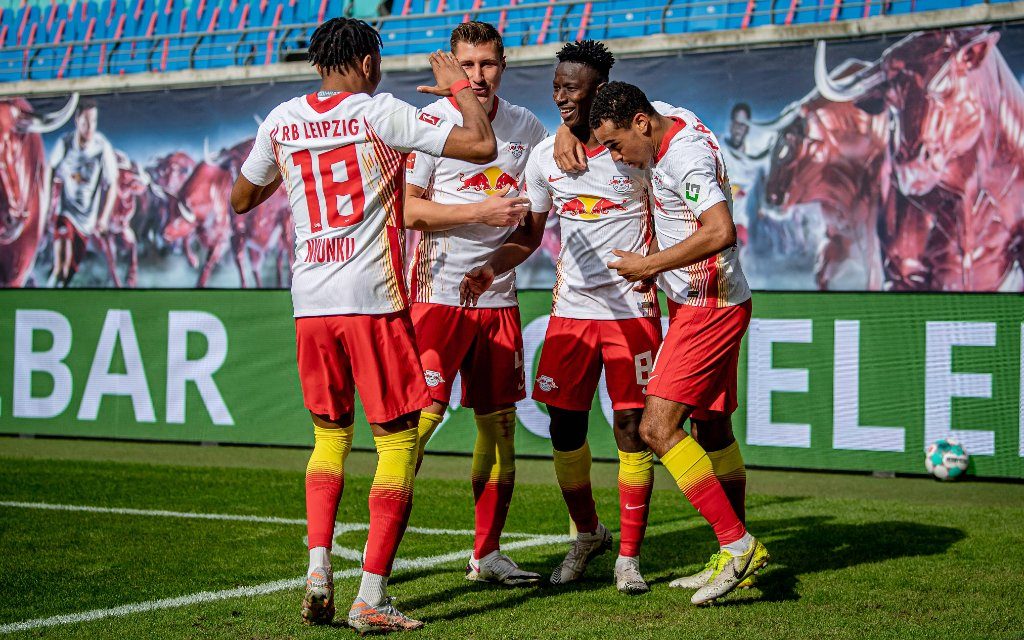 Leipzigs Amadou Haidara jubelt ueber seinen Treffer zum 1:0 mit Christopher Nkunku, Willi Orban und Tyler Adams / RB Leipzig - VfB Stuttgart 2:0 / 25. April 2021