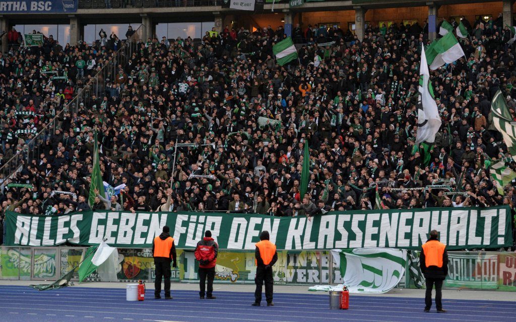 Bremer Fans hoffen auf den Klassenerhalt, Ultras, Zuschauer, Fussball 1. Bundesliga, 25. Spieltag, Hertha BSC Berlin