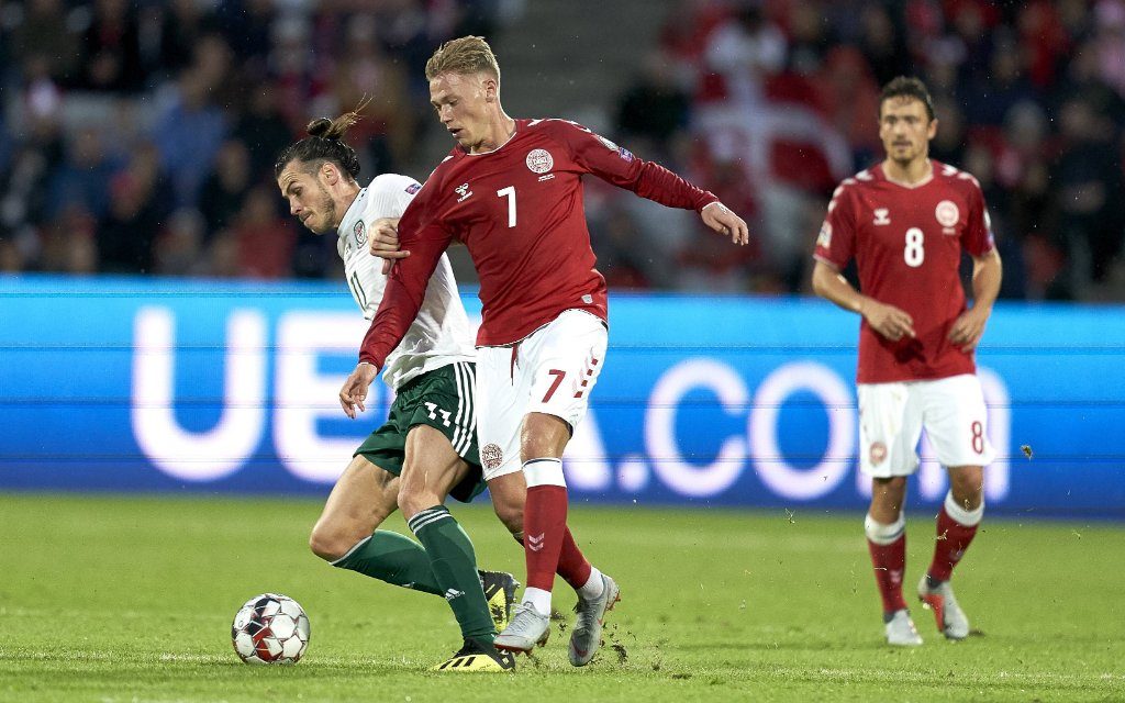 Fußball, Nations League, Dänemark - Wales Gareth Bale Wales and Viktor Fischer Denmark during their UEFA Nations League football match between Denmark and Wales at the Ceres Park (Aarhus Stadium) Aarhus Denmark