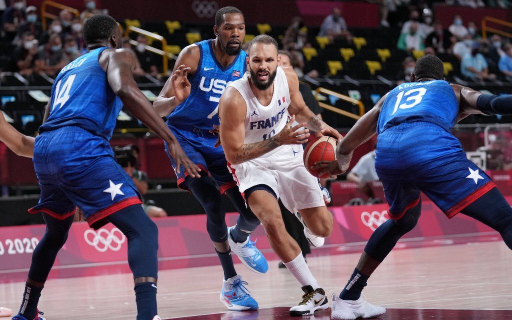 Frankreichs Fournier (2.v.r.) im Duell gegen die NBA-Superstars Green, Durant und Adebayo (v.l.n.r.)