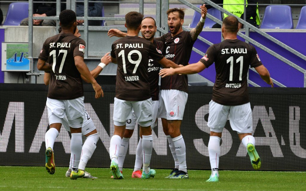 Guido Burgstaller FC St. Pauli Mitte erzielt das 1:0, es wurde spaeter aberkannt, FC Erzgebirge Aue vs. FC St. Pauli, Fussball, 2. Bundesliga, 01.08.2021