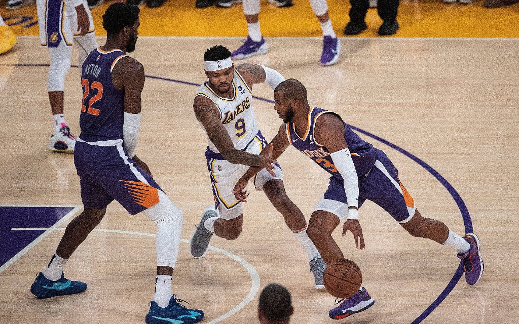 Big-Man Ayton (l.) und Aufbau Paul (r.) im Zusammenspiel gegen Verteidiger Bazemore (M.) von den Lakers