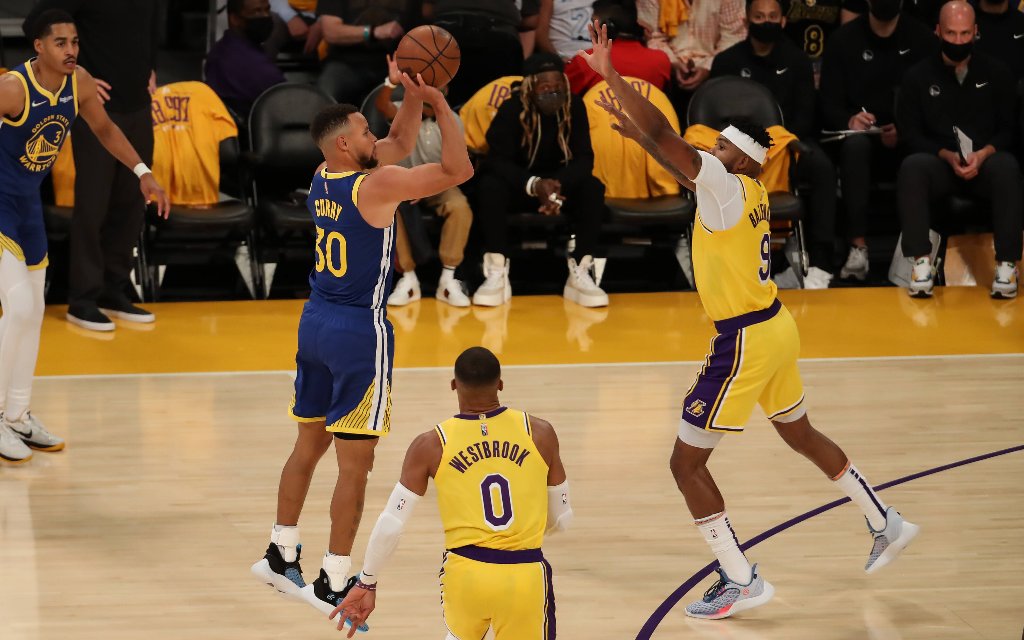 Golden States Curry (2.v.l.) mit dem Dreier im Spiel gegen die Lakers