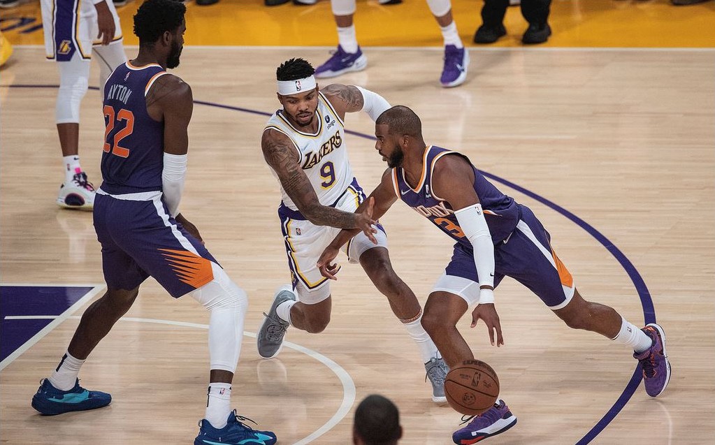 Big-Man Ayton (l.) und Aufbau Paul (r.) im Zusammenspiel gegen Verteidiger Bazemore (M.) von den Lakers