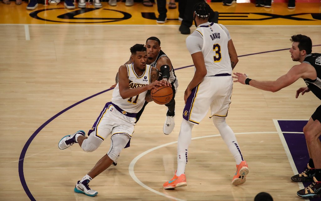 Steifes Zusammenspiel: Lakers-Guard Monk (l.) und Superstar Davis (2.v.r) im Pick'n'Roll gegen die Defense der Spurs