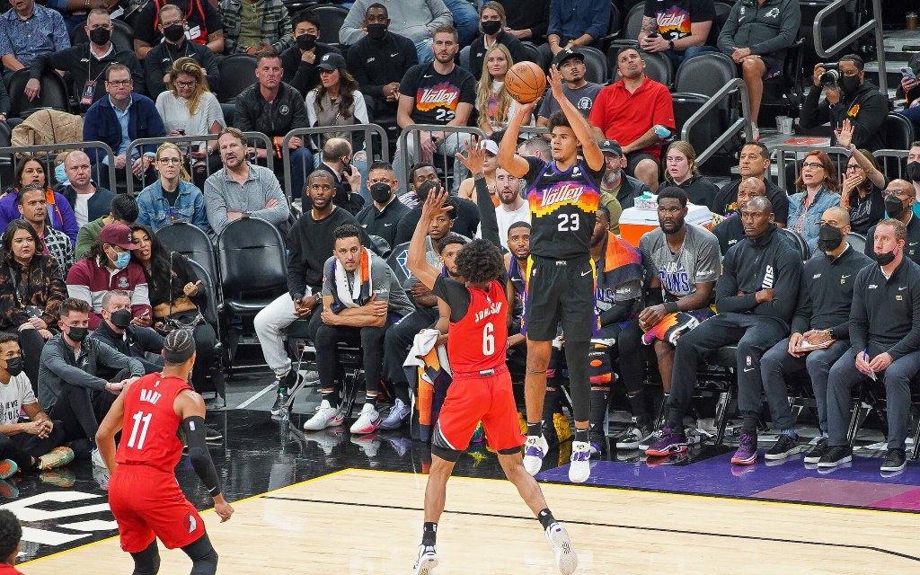 Kann Flügel Johnson (r.) mit seinen Phoenix Suns den 60. Sieg einfahren?