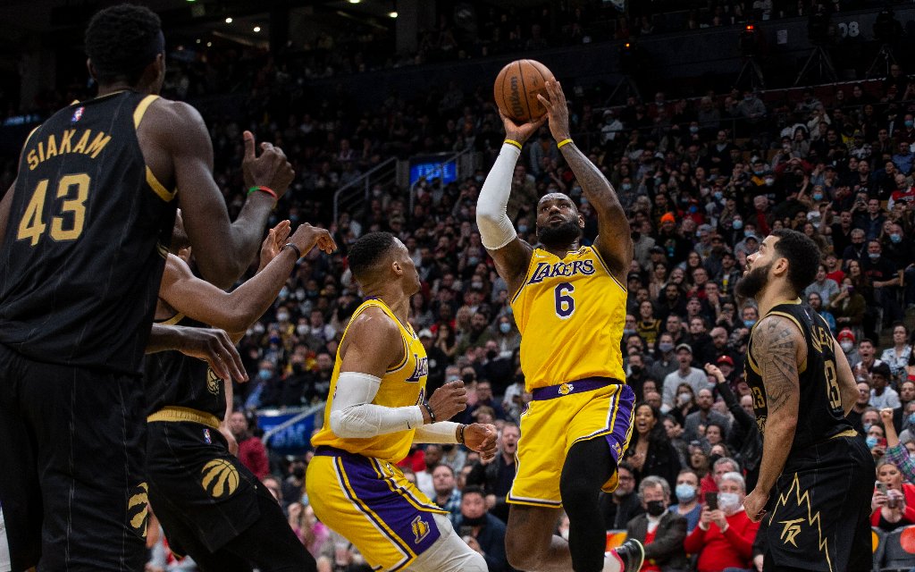 Geraten die Lakers um Superstar James (2.v.r.) in Dallas ins straucheln?