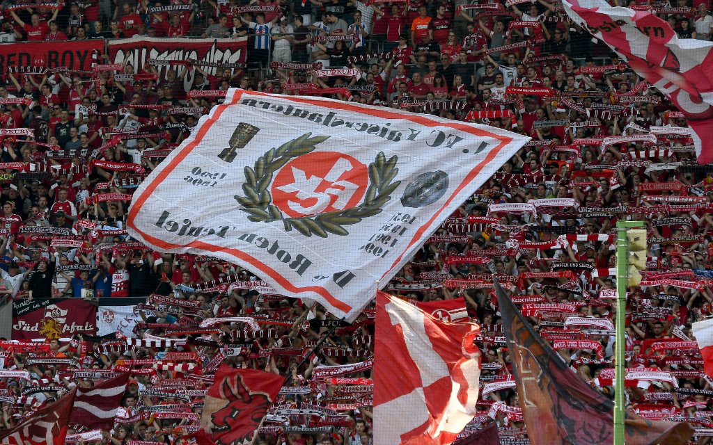 22.04.2018, xfux, Fussball 2.Bundesliga,1. FC Kaiserslautern - Dynamo Dresden, emspor, v.l. Fans 1. FC Kaiserslautern Fan Fanblock Stimmung Trikot Schal Fahne Kaiserslautern