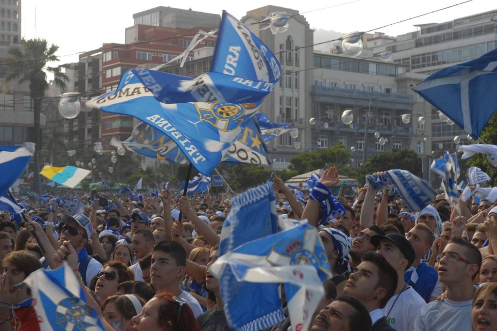 Fans von Teneriffa bejubeln den Aufstieg in der Innenstadt von Santa Cruz de Tenerife