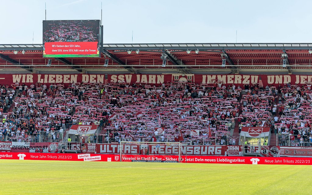 Die Regensburger Fans singen das Vereinslied vor Beginn der Partie. SSV Jahn Regensburg gegen SV Darmstadt 98, Fussball, 2. Bundesliga, 1. Spieltag,
