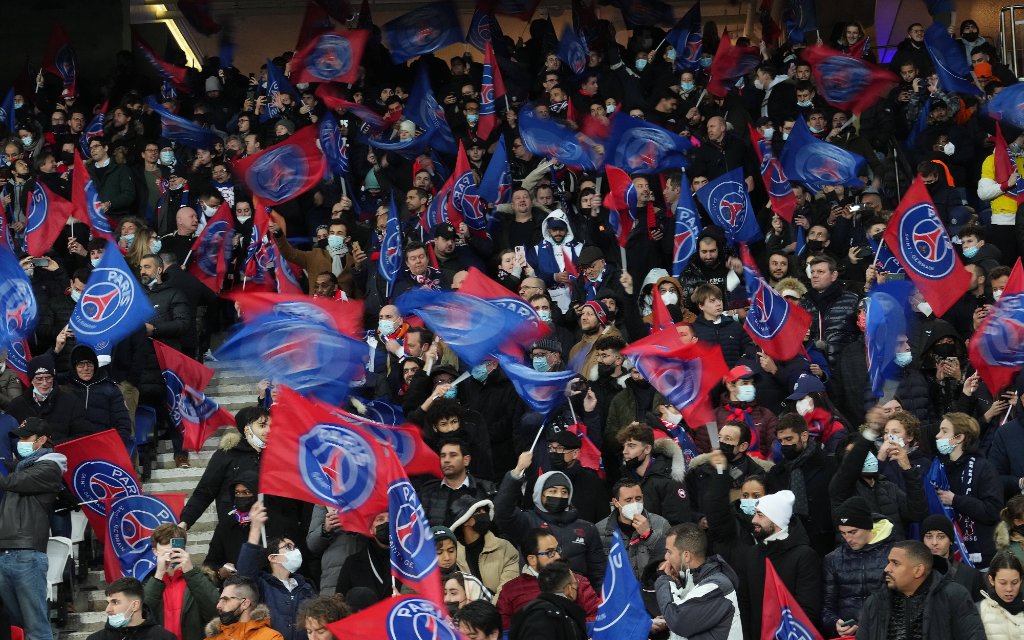 RA: Paris Saint Germain-Real Madrid. UEFA Champions League PSG fans with flags during the UEFA Champions League match between Paris Saint Germain and Real Madrid played at Parque des Princes Stadium on February 15, 2022 in Paris