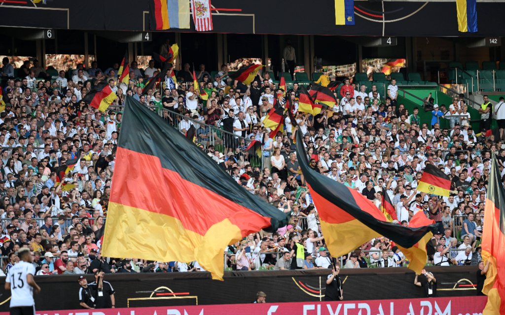 Fahnenschwenker mit Deutschland Fahnen vor der TribÃ¼ne 12.06.2023, DFB Fussball LÃ¤nderspiel 2023, Deutschland - Ukraine 3:3 Bremen Weserstadion Deutschland
