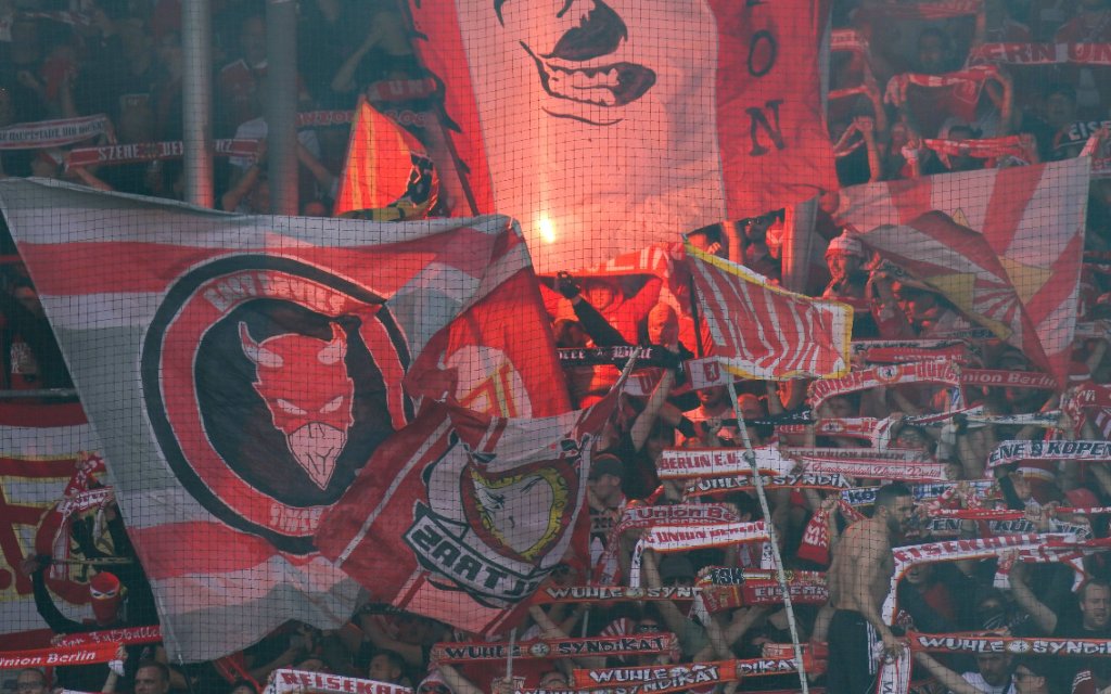1. Bundesliga, 6. Spieltag, Saison 2023_24, FC Heidenheim - 1.FC Union Berlin Ultras Fans aus Berlin sorgen mit Feuerwerk fuer Nebel im Spiel - FC Heidenheim - 1. FC Union Berlin