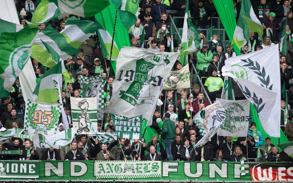 Wolfsburger Fans, supporters, feiern, VfL Wolfsburg WOB - DSC Arminia Bielefeld BI 4:0, am 09.04.2022 in Wolfsburg