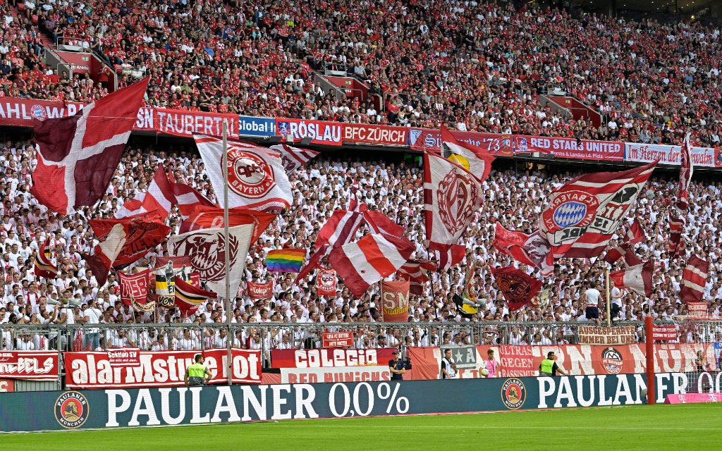 27.08.2022, Fussball 1. Bundesliga 2022/2023, 04.Spieltag, FC Bayern München - Borussia Mönchengladbach, in der Allianz-Arena München. Bayernfans der Südkurve