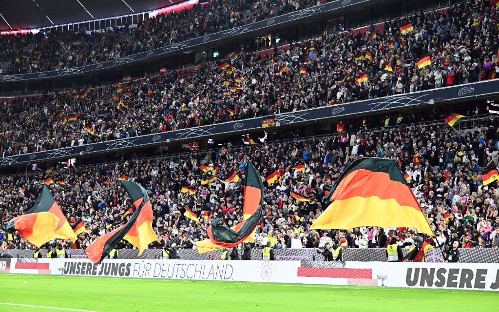 Fussball UEFA Nations League, Deutschland - Niederlande emspor, v.l. Emotionen, Fans, Stimmung, Fahnen, Logo, Deutschlandfahne, schwarz rot gold